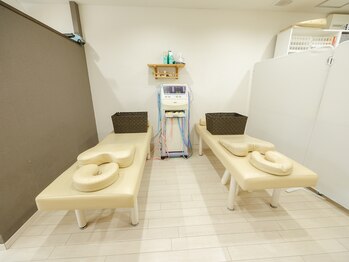 湘南なぎさ整骨院/ベッド3台のみの落ち着いた空間