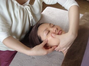 ファシオール 神戸店の写真/徹底小顔！インディバ×エンダモロジーのＷマシン×特許マッサージでほうれい線・たるみを根本から改善◎