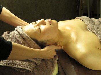 ジェンヌ(jenne.)/デコルテマッサージ