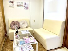 ミニョンアイラッシュデザインサロン　北花田店の雰囲気（メイク直しもして頂けるソファ席です★ Relax‥♪）