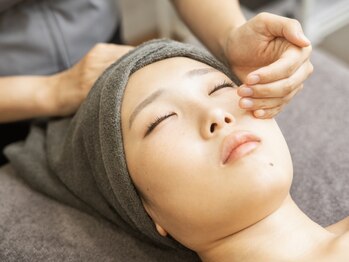 ユラネス(YuranesS)の写真/【フェイスラインのたるみや二重あごもスッキリ】デコルテからほぐしリフトアップ☆小顔エイジングケア◇