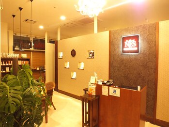 クララビューティー(CLALA Beauty)/入口カウンターで笑顔でお出迎え