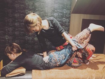 アジアンリラクゼーション ヴィラ 大橋店(asian relaxation villa)/タイ古式マッサージ 練習シーン