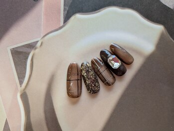 ネイルアンドアイラッシュスタジオ シュシュ(chouchou)/ブラウン・チェック・デカパーツ