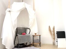 香嬉琉の雰囲気（白を基調とした一人部屋でゆっくりおくつろぎいただけます♪）