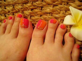 アロアロネイル(aloalo nail)の写真/《足元を綺麗に保つのが大人レディの常識♪》忍ばせお洒落で準備万端★最旬カラー&豊富なデザインご用意♪