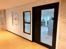 ネイルドイット(Nailed it!)の雰囲気（エレベーターでお越しください(エスカレーターは止まりません)）