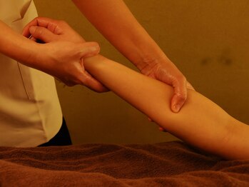 スゥー(ZZZ...)/10《施術》足前~手のひら~腕