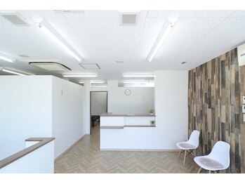 ゆずの樹接骨院/院内の雰囲気 清潔感のある白