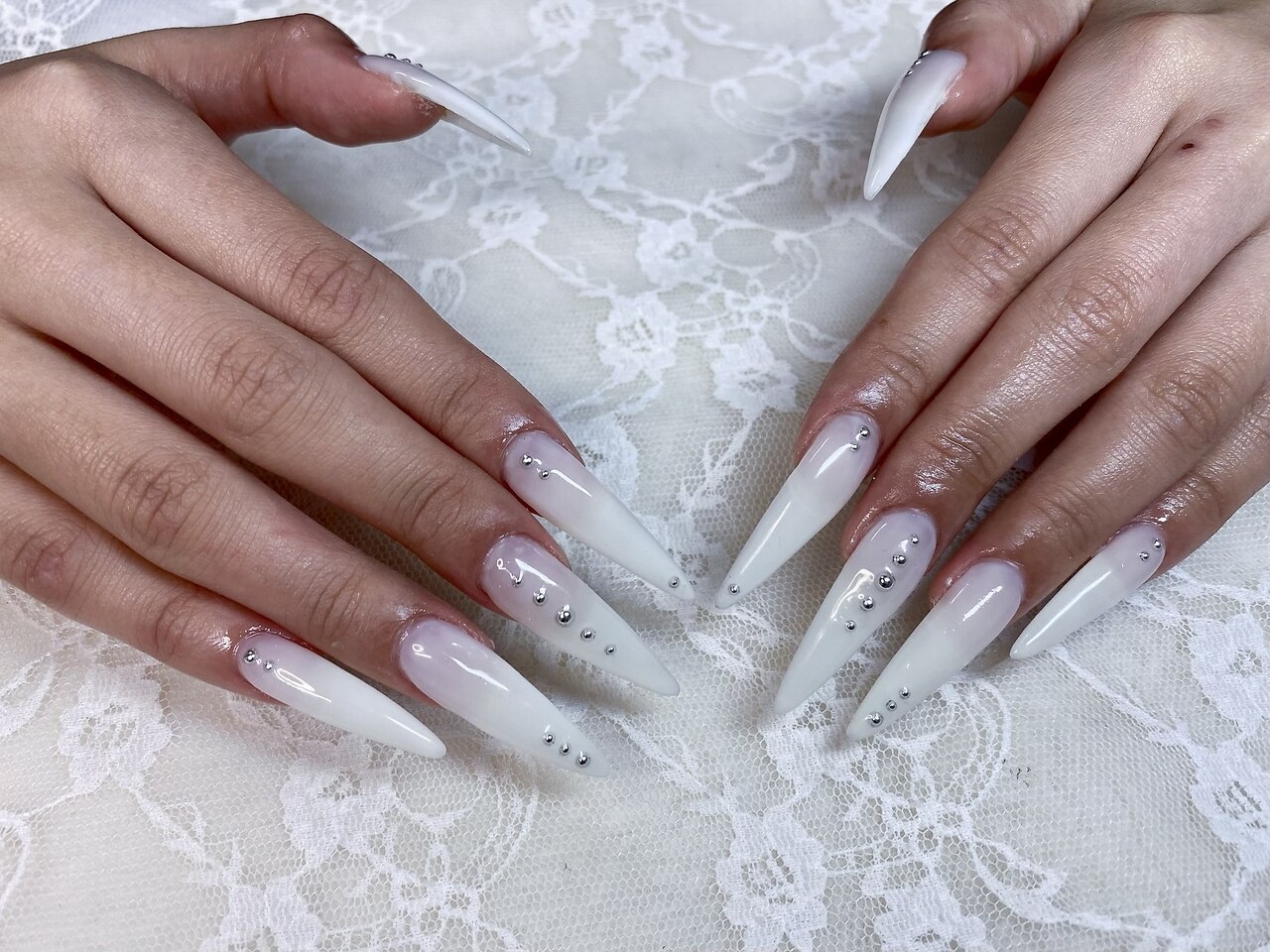 2026年冬トレンド】ホワイト ワンカラー ハンドのネイルデザイン集