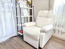 ネイルズアンドビューティー バイ エム(Nails and Beauty by M)の雰囲気（ハンドもフットもリクライニングチェアで脚を伸ばしてリラックス）