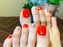 ビビッドレッドで足元まで華やか