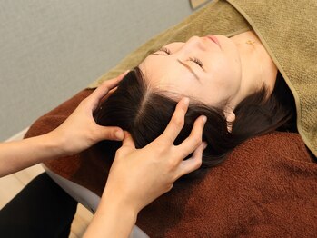 モアナ(MOANA)の写真/《不眠・頭や首肩の重さ・顔のたるみケアに♪》頭や首・手などのツボを取り入れた手法でスッキリ改善◎