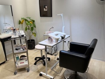 落ち着いたモノトーン内観