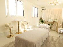 筋膜整体サロン MOVING花巻/白を基調とした内観