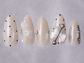 フラワードット英字ピアス¥10480