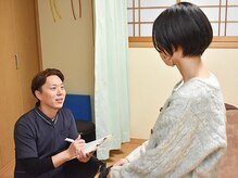 気さくな院長が明るくお出迎え！施術前のお体チェックも入念に！