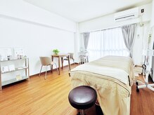 リリテ*エステヤ/自然光がたっぷり入る店内