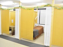 ミニョンアイラッシュデザインサロン くずは店/施術のお部屋がずらり