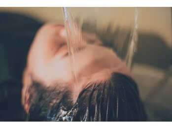 ハレコ。の写真/頭全体を炭酸泉のお湯で包み込む頭浸浴。お湯のぬくもりと穏やかな水音が、深い安らぎを届けます。