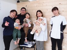 南田辺整骨院の雰囲気（ママの前に1人の女性。着たい服着ましょう！お子さん連れ◎♪）