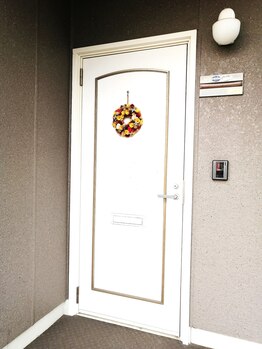 レディースペース(LadySpace)/店内入口♪目印はドアのリース☆