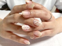 サロンドフォーエイチ(salon de 4H)/極ラメ白ベースの上品花ネイル