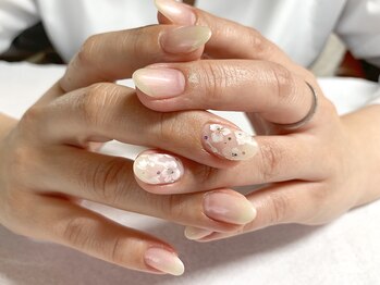 サロンドフォーエイチ(salon de 4H)/極ラメ白ベースの上品花ネイル