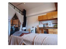 キモチ上がるカラダ改善2人3客の雰囲気（清潔で広いお部屋で施術いたします◎）