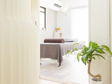 リ ハーモニー ボディケア(Re’Harmony Bodycare)の雰囲気(入口から見た個室風景)
