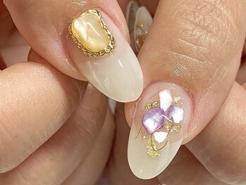 サロンドフォーエイチ(salon de 4H)/乳白色とシェル＆ストーンアート