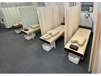 ワセダ接骨鍼灸マッサージ院/仕切りのある施術室