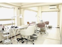 コハク(kohaku)の雰囲気（明るい空間で、タブレットを見ながら施術を受けられます。）