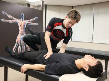 スリーエス 梅田スタジオ(SSS)の写真/【繰り返す腰痛に】姿勢や股関節、背骨など身体全体の動きを確認し、腰に負担がかかる原因へアプローチ！