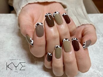 牛柄フレンチネイル