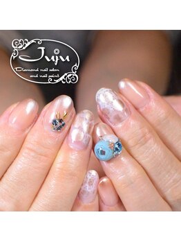 ジュジュ(Juju)/大人な水玉模様のネイル