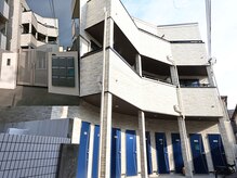 着きましたらインターホン201押してください/青い扉のマンション