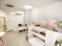 ベリー(Berry)の雰囲気（白を基調とした店内です♪）