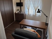 ソル(SOL.)の雰囲気(ワンカラーやフレンチネイルも,ちぐはぐデザインでぐっと垢抜け)