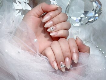 ビジューホワイトネイル