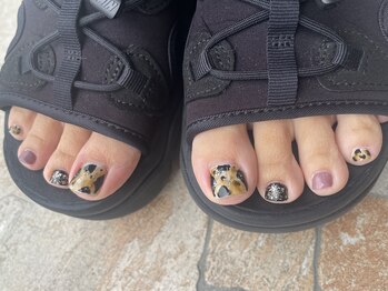 ハウリオネイル(Hau'oli nail)の写真/秋だってフットネイルが可愛い！夏だけじゃない足元の輝きを体験してほしい♪