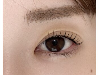 トレス(tres)/根元から上げて瞳に影を作らない