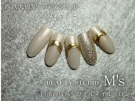 グレージュ×ゴールドミラー