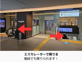 エコナ 代々木上原(Econa)/改札を出てエスカレーターへ