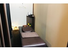 落ち着いた店内のプライベート空間でリラックスできます。