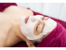 スタッフがお客様の肌質別にパックを選びます☆