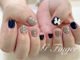 紺×ベージュの大人ネイル