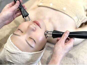 フィオーレ 佐賀巨勢店(Feaure)の写真/【小顔コルギ+最先端3D小顔マシン6980円】W施術で骨格から整え,たるみを改善！目鼻立ちの整った3D小顔へ♪