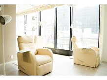 大きな窓で解放感！ゆったりリクライニングチェアでうたた寝も◎