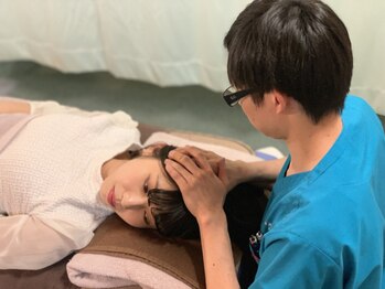 クリニカルオフィスかえで/経絡ヘッドスパの様子